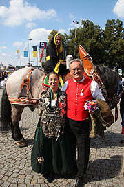 Maria Newrzella als "Münchner Kindl" führte 2010 den Trachten- und Schützenzug auf "Schorschi" an (Foto: MartiN Schmitz)